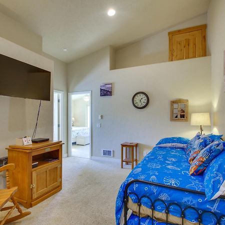 Quiet Waterfront Escape With Hot Tub And Beach Access! Gold Beach Bagian luar foto