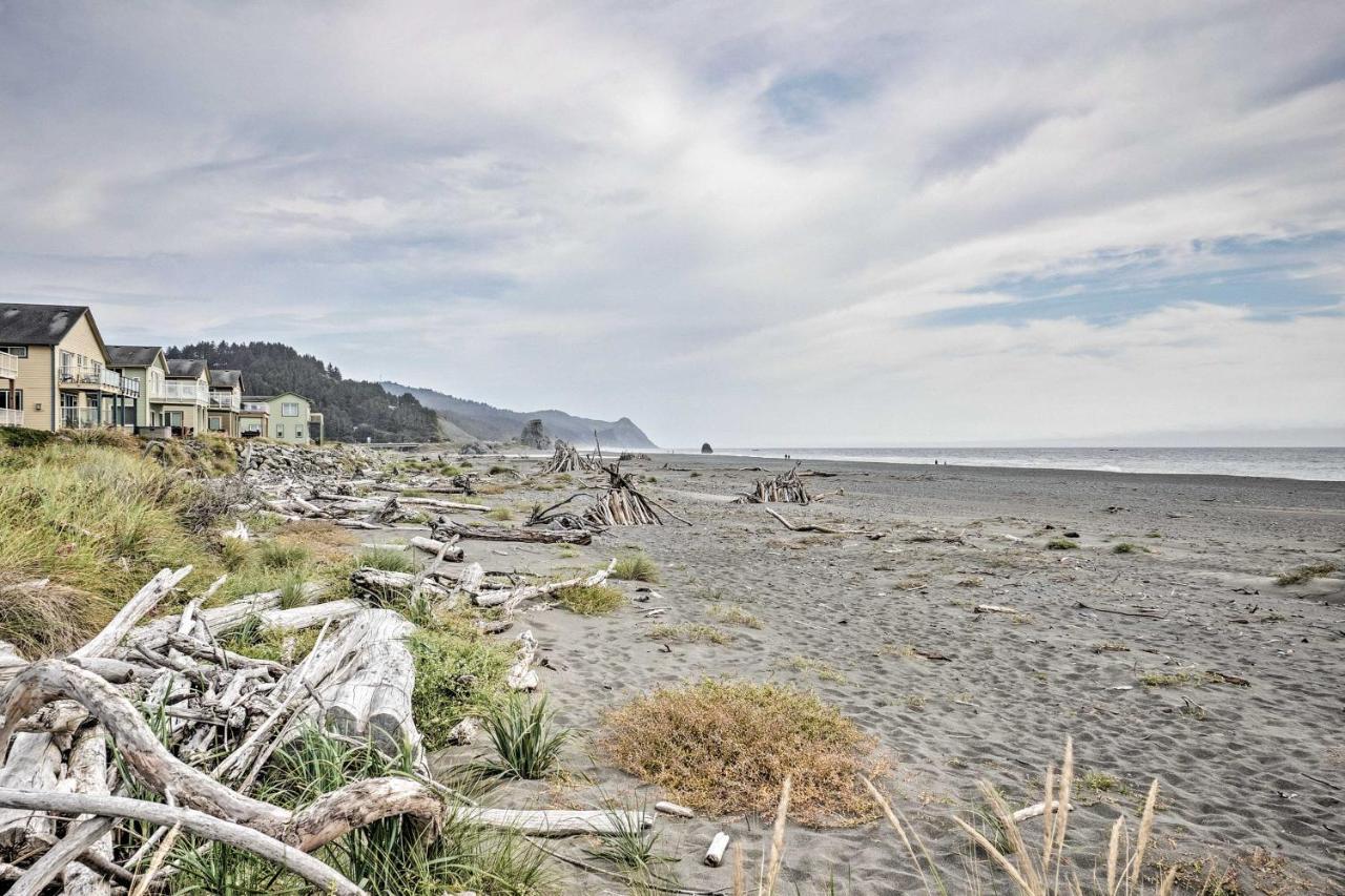 Quiet Waterfront Escape With Hot Tub And Beach Access! Gold Beach Bagian luar foto