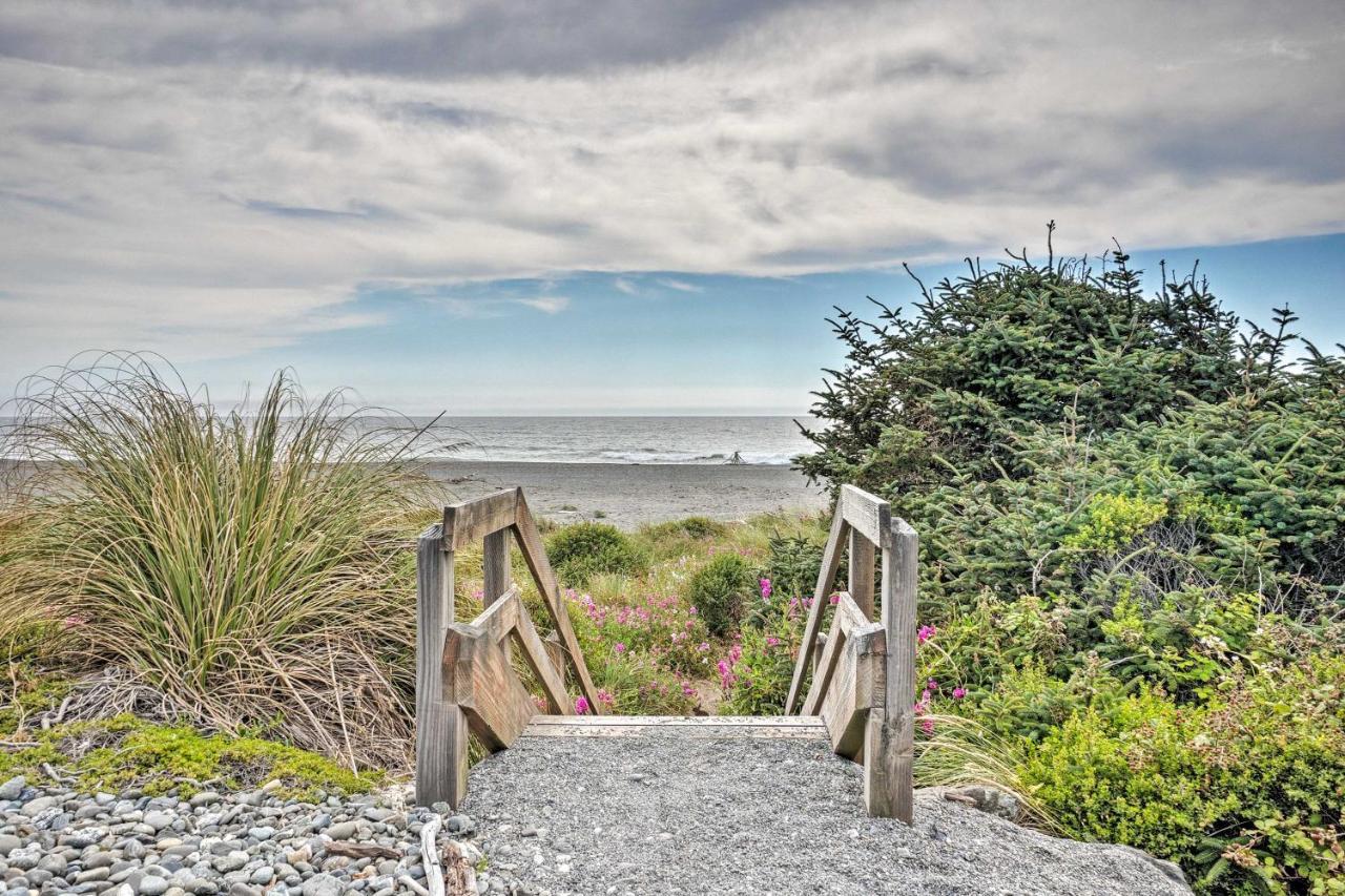 Quiet Waterfront Escape With Hot Tub And Beach Access! Gold Beach Bagian luar foto