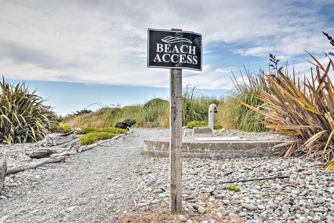 Quiet Waterfront Escape With Hot Tub And Beach Access! Gold Beach Bagian luar foto
