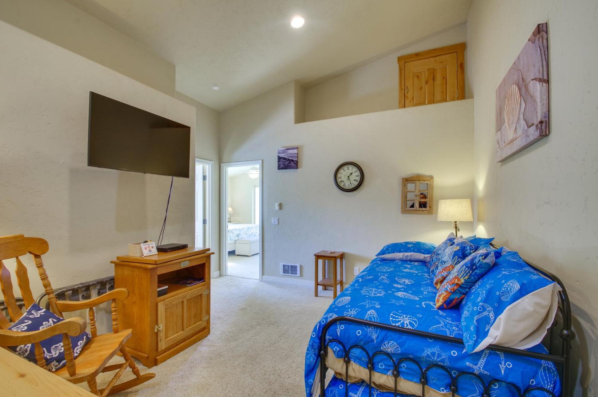Quiet Waterfront Escape With Hot Tub And Beach Access! Gold Beach Bagian luar foto