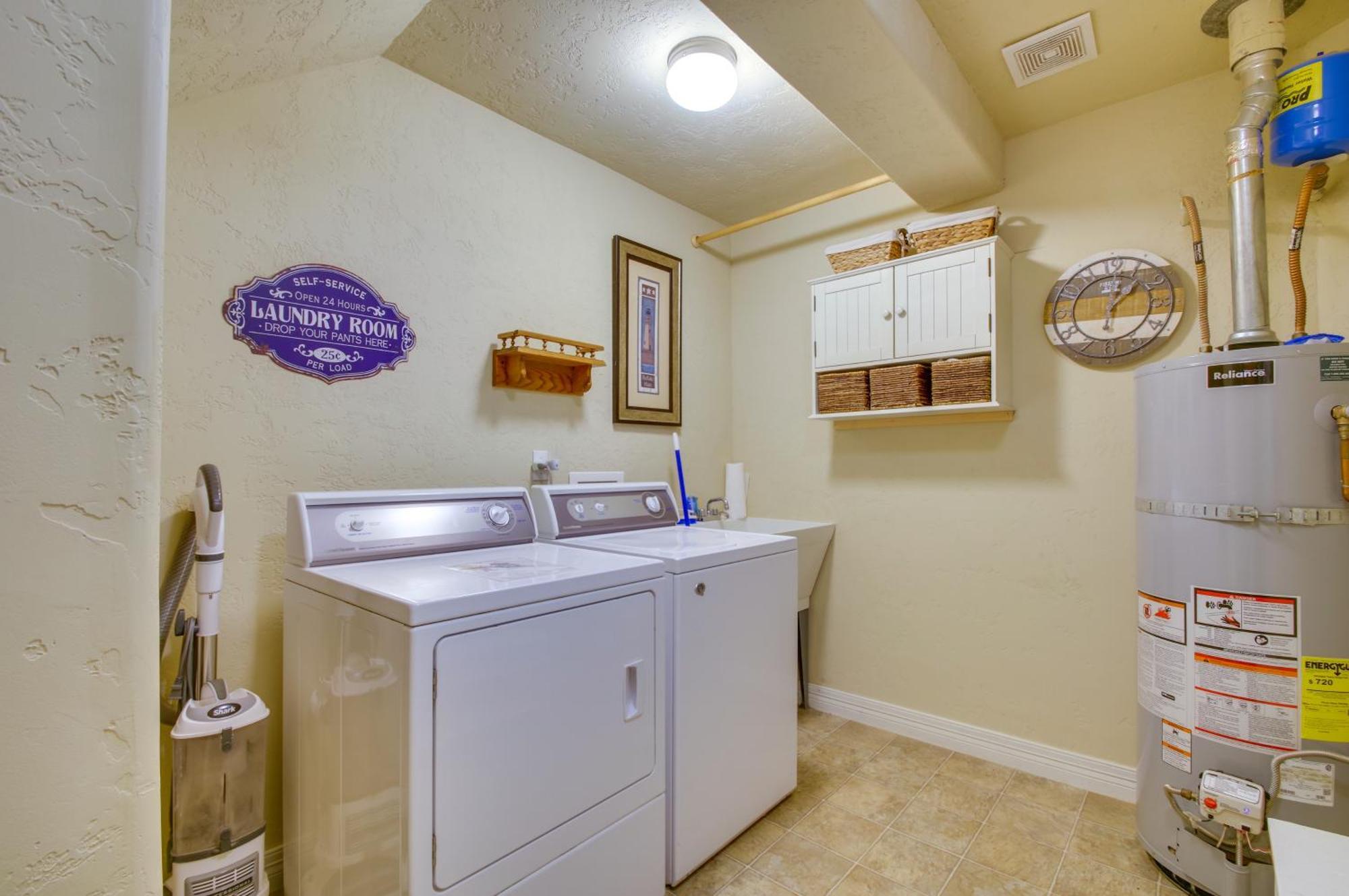 Quiet Waterfront Escape With Hot Tub And Beach Access! Gold Beach Bagian luar foto