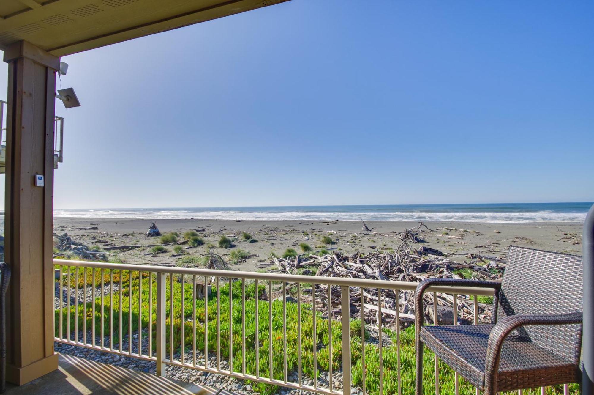 Quiet Waterfront Escape With Hot Tub And Beach Access! Gold Beach Bagian luar foto