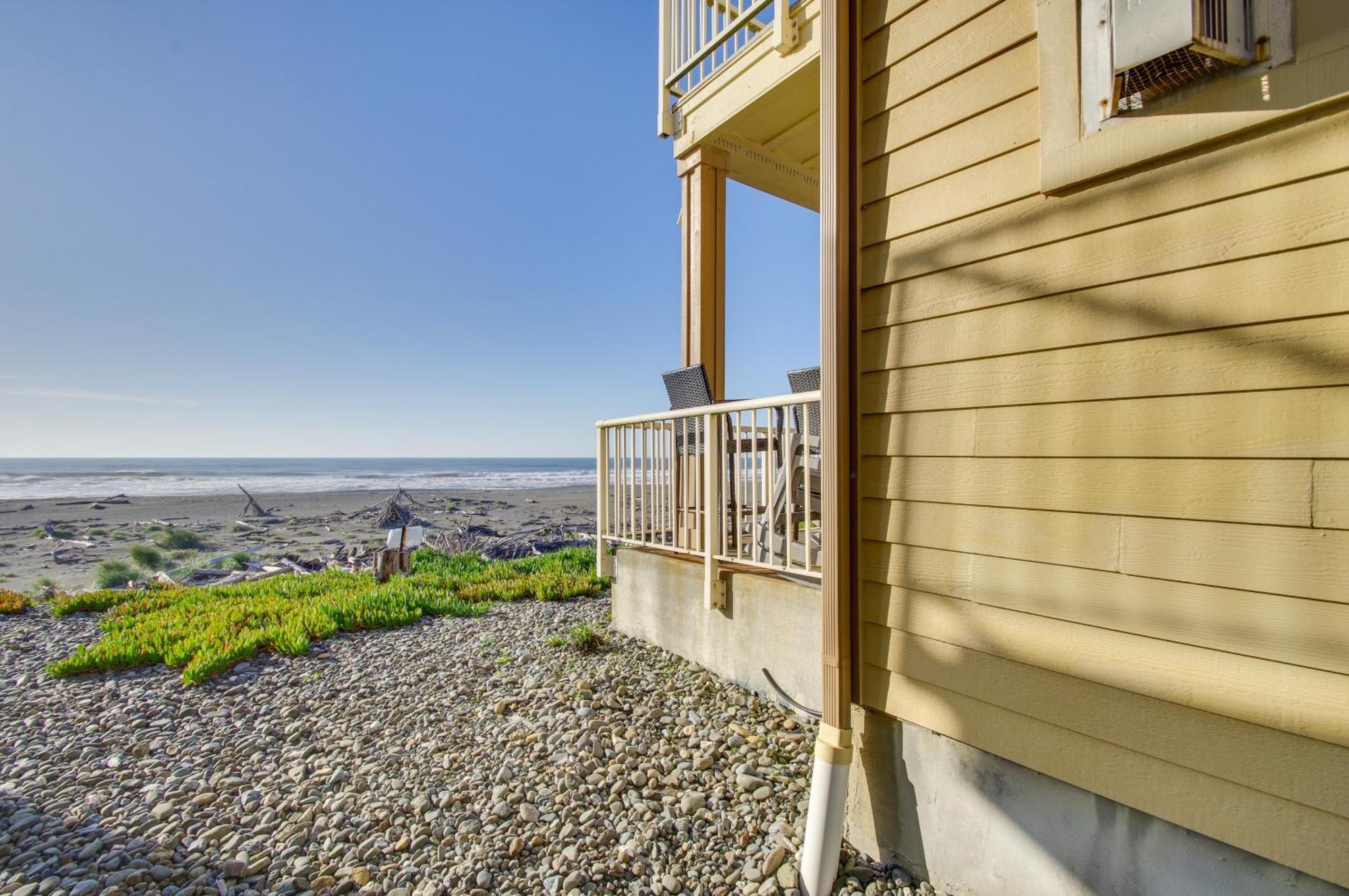 Quiet Waterfront Escape With Hot Tub And Beach Access! Gold Beach Bagian luar foto