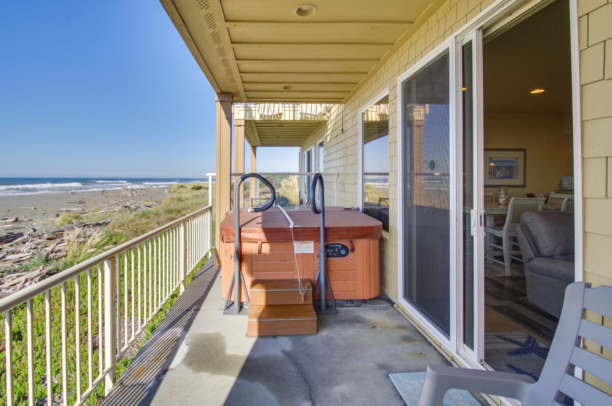 Quiet Waterfront Escape With Hot Tub And Beach Access! Gold Beach Bagian luar foto