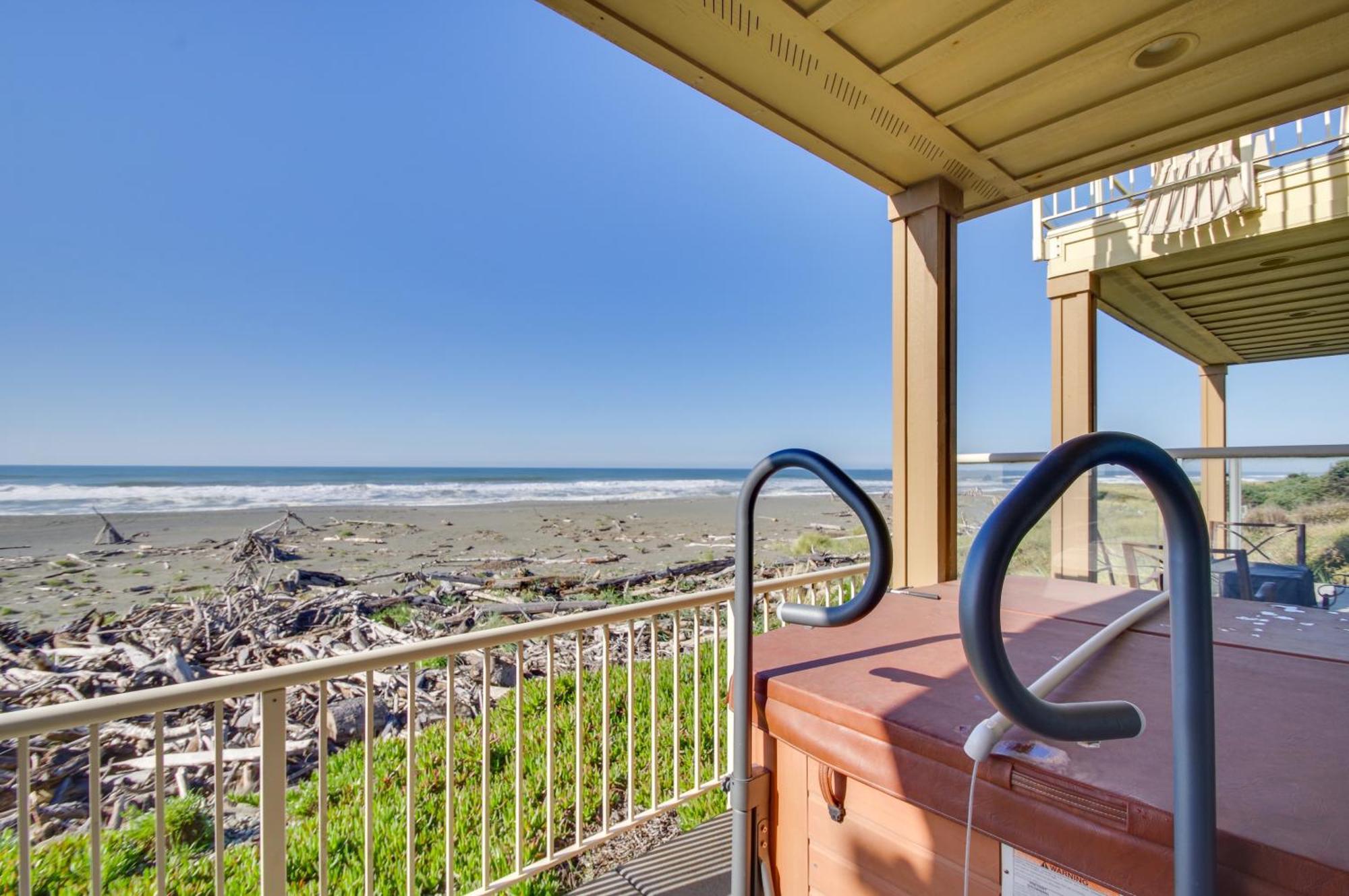 Quiet Waterfront Escape With Hot Tub And Beach Access! Gold Beach Bagian luar foto