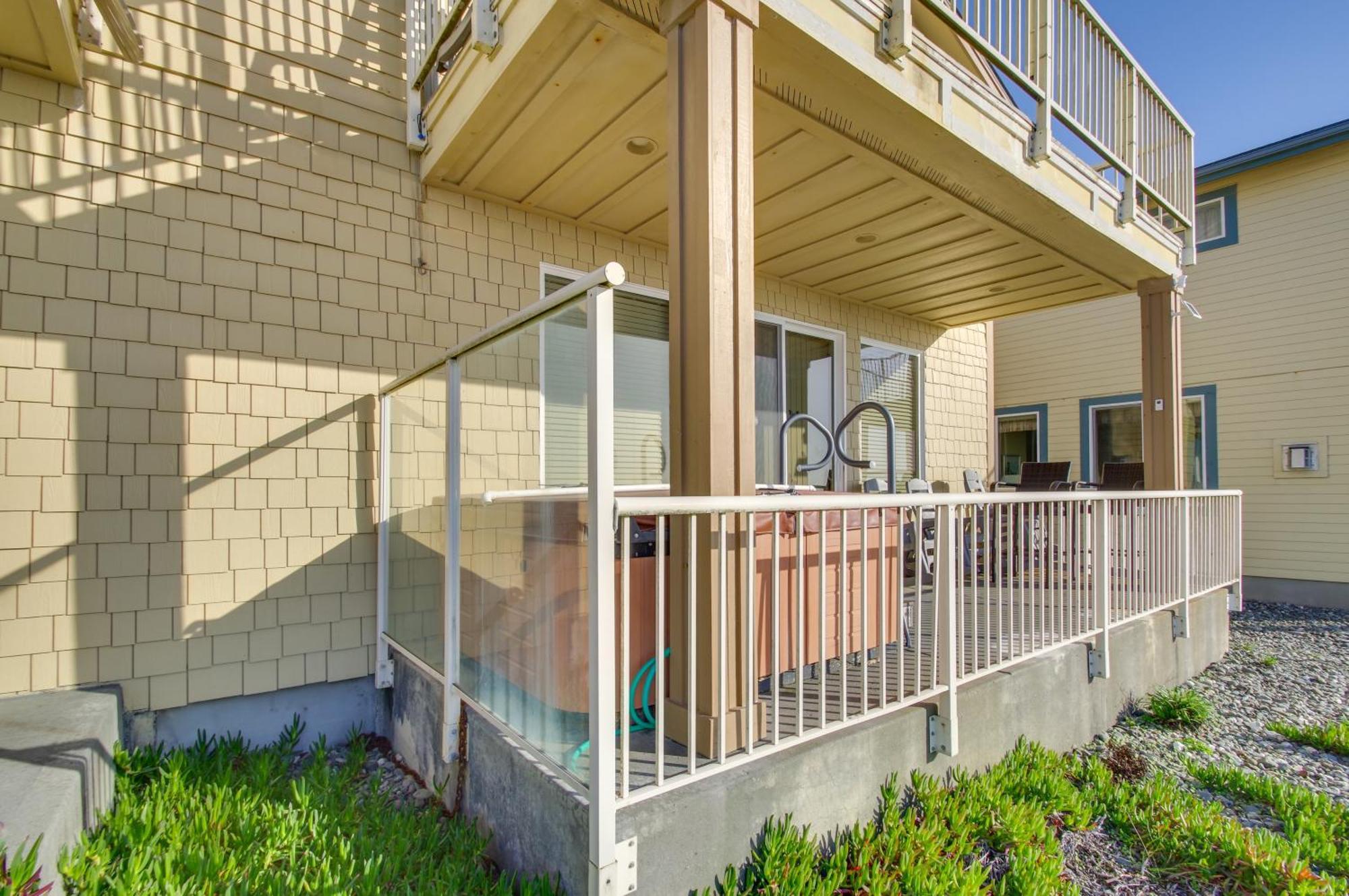 Quiet Waterfront Escape With Hot Tub And Beach Access! Gold Beach Bagian luar foto