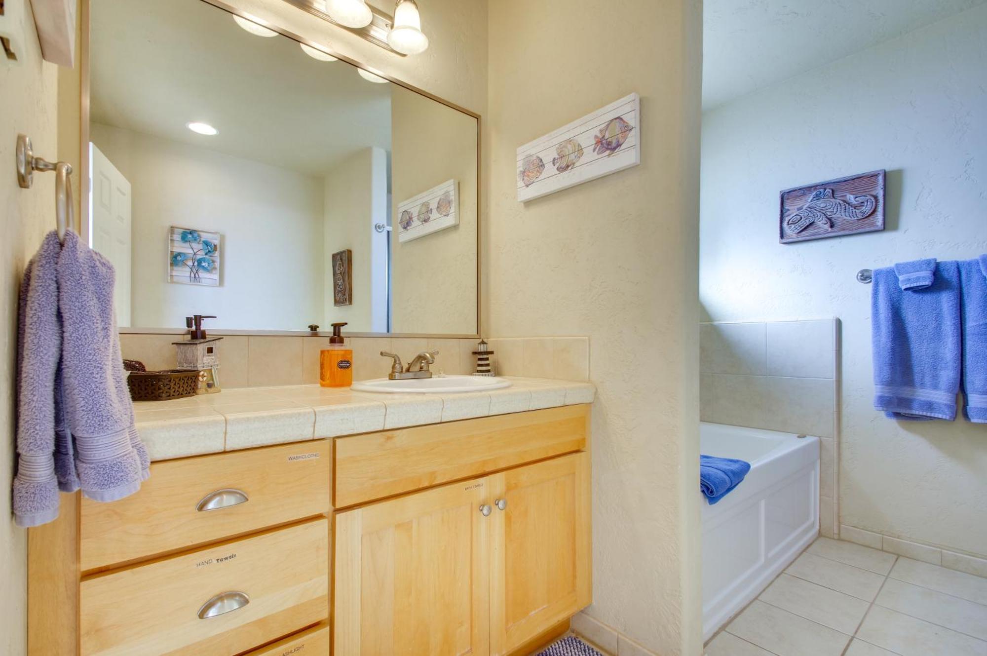 Quiet Waterfront Escape With Hot Tub And Beach Access! Gold Beach Bagian luar foto