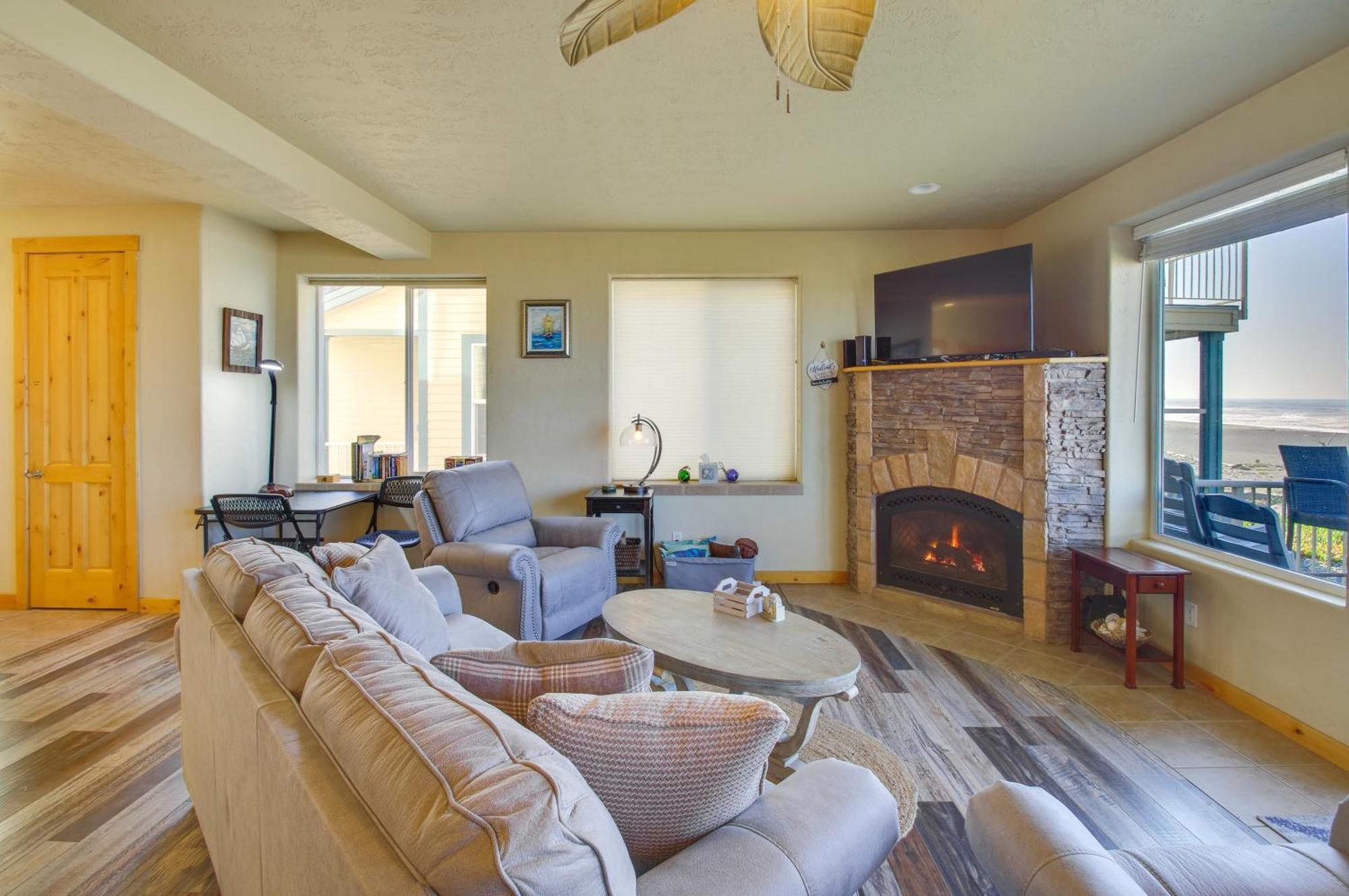 Quiet Waterfront Escape With Hot Tub And Beach Access! Gold Beach Bagian luar foto