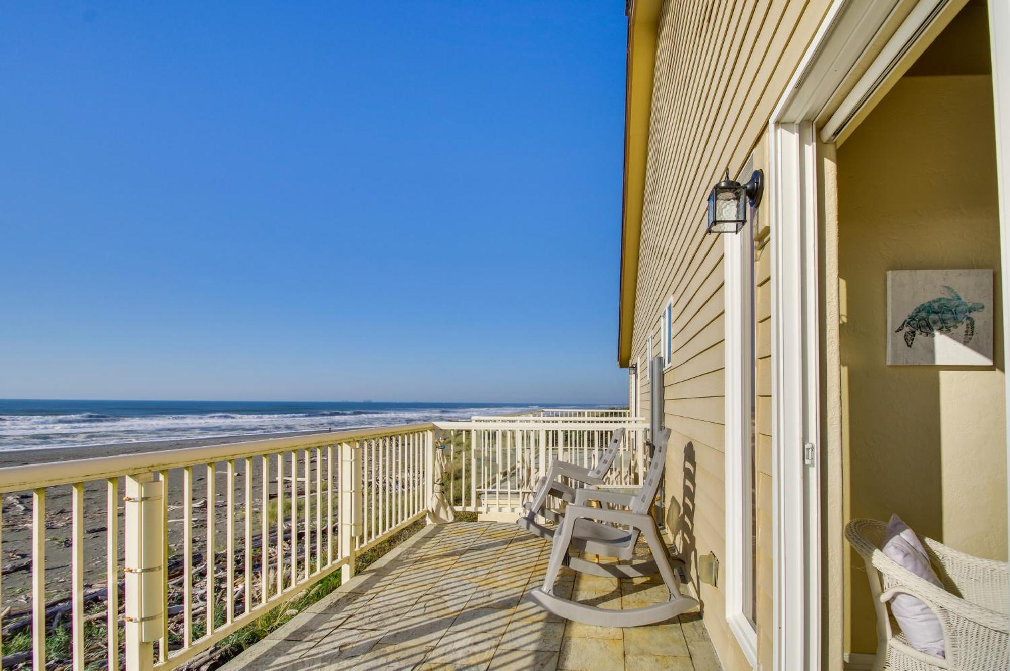 Quiet Waterfront Escape With Hot Tub And Beach Access! Gold Beach Bagian luar foto