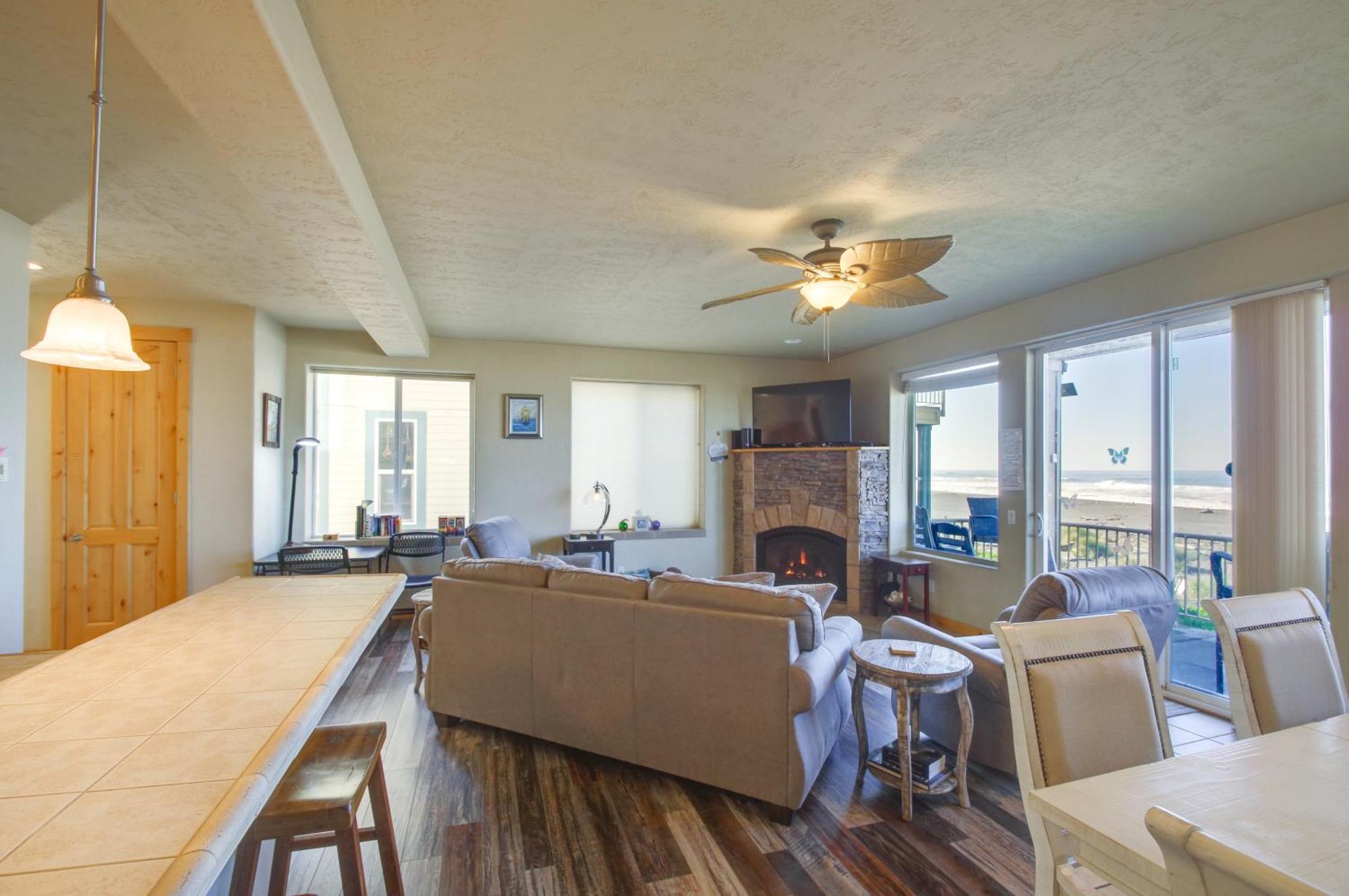 Quiet Waterfront Escape With Hot Tub And Beach Access! Gold Beach Bagian luar foto