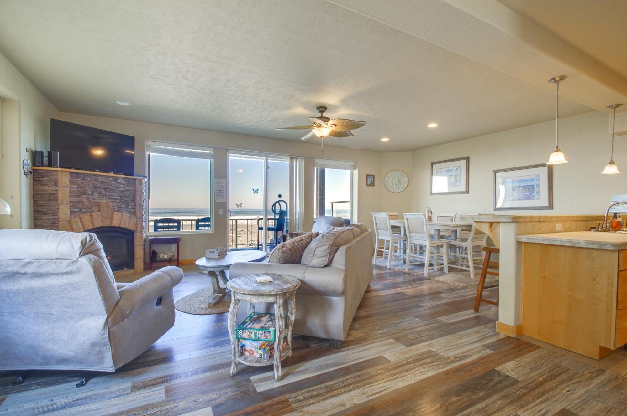 Quiet Waterfront Escape With Hot Tub And Beach Access! Gold Beach Bagian luar foto